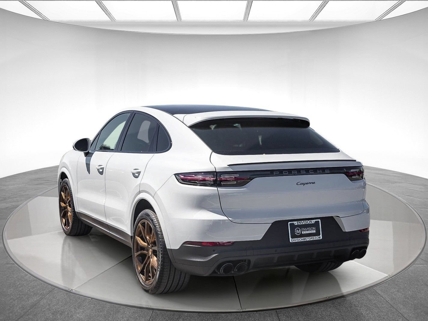 Used 2023 Porsche Cayenne Platinum Edition AWD/4WD image 2