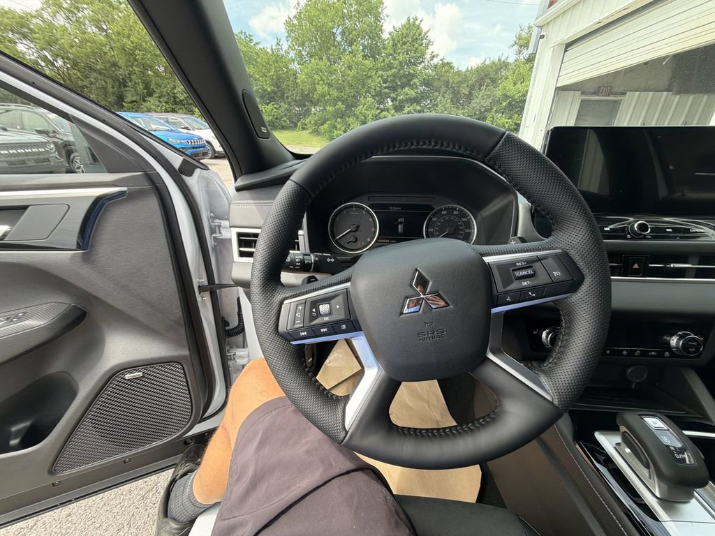 New 2026 Mitsubishi Outlander LE FWD image 14