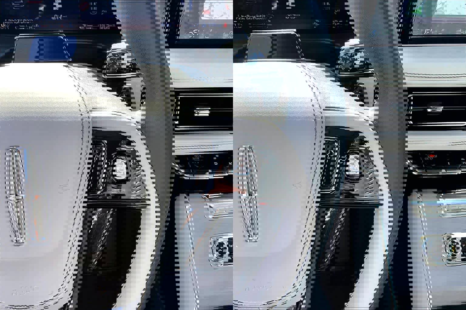 Used 2025 Lincoln Aviator Reserve w/ Equipment Group 201A image 24