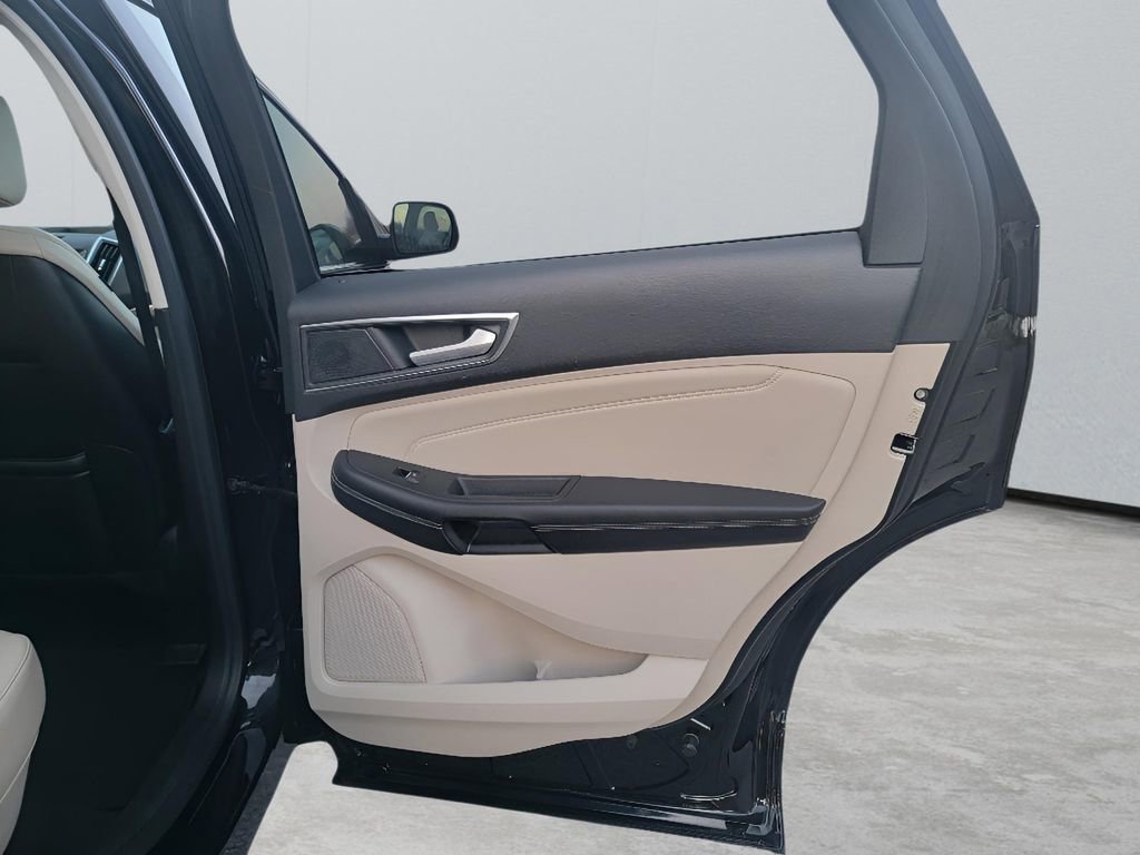 Used 2020 Ford Edge Titanium image 32