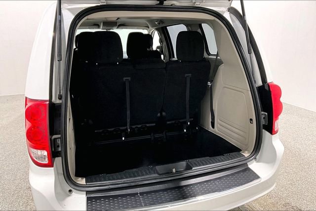 Used 2017 Dodge Grand Caravan SE w/ UConnect Hands-Free Group image 40