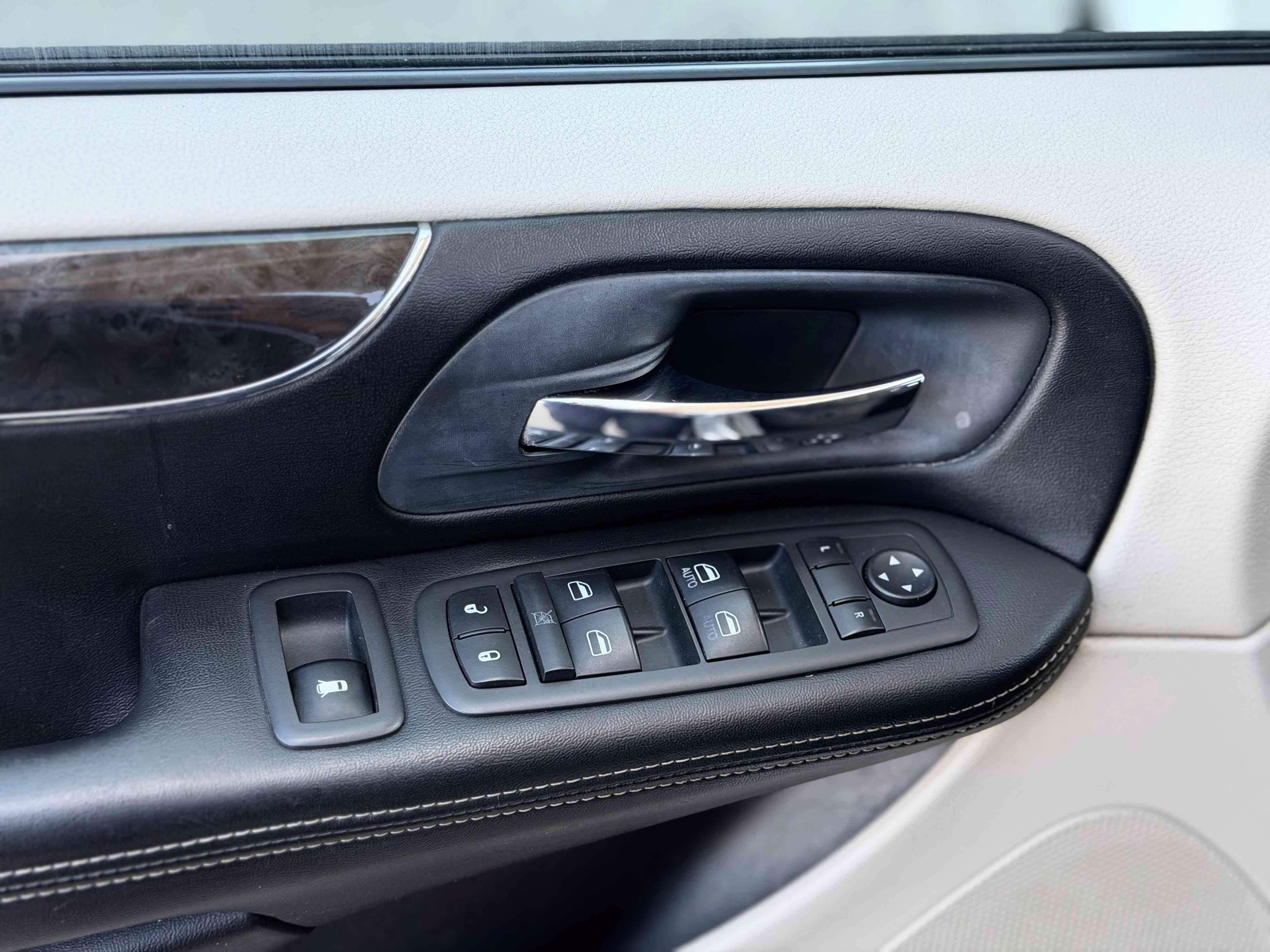 Used 2011 Chrysler Town & Country Touring-L w/ Entertainment Group #2 FWD image 20