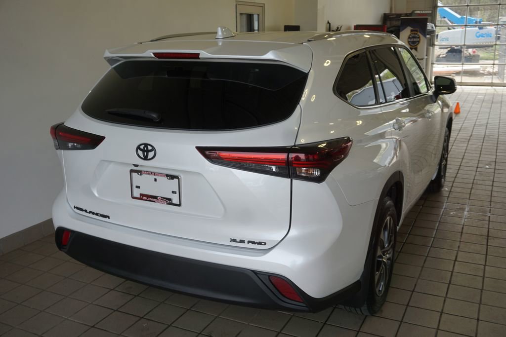 Certified 2024 Toyota Highlander XLE AWD/4WD image 16