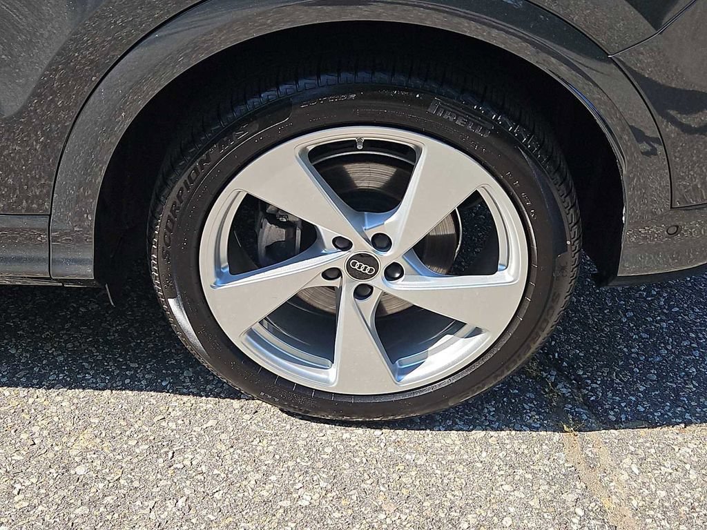 Certified 2025 Audi Q5 Prestige AWD/4WD image 3