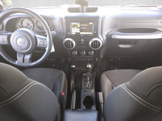 Used 2015 Jeep Wrangler Unlimited Rubicon w/ Connectivity Group AWD/4WD image 17