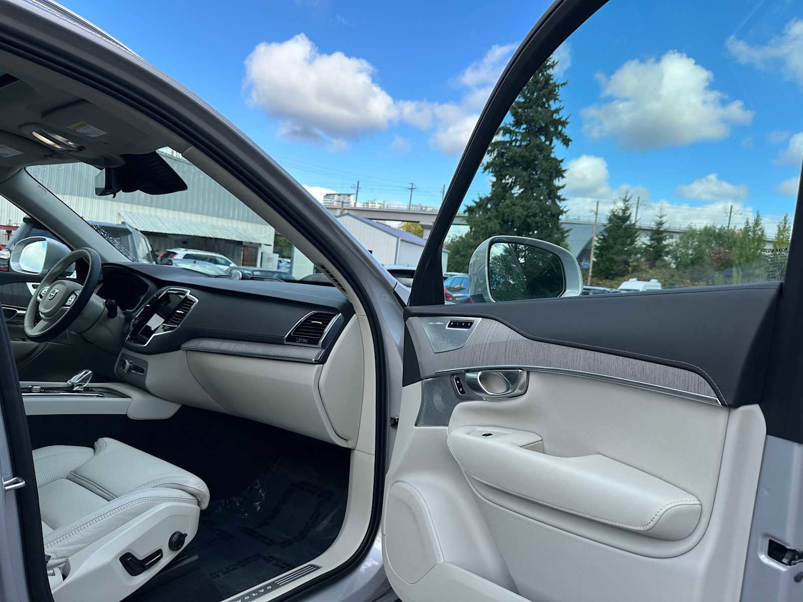 Used 2025 Volvo XC90 B6 Ultra w/ Lounge Package image 14