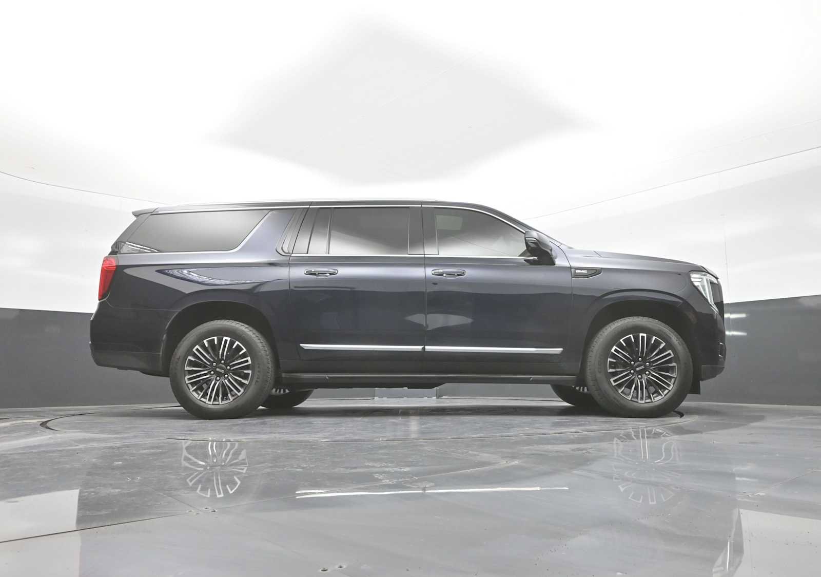 Used 2024 GMC Yukon XL SLT w/ SLT Luxury Package AWD/4WD image 54