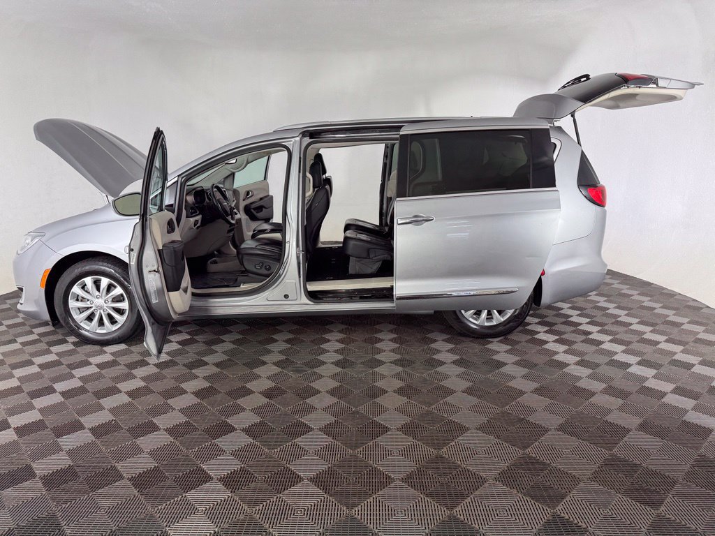 Used 2018 Chrysler Pacifica Touring-L FWD image 14