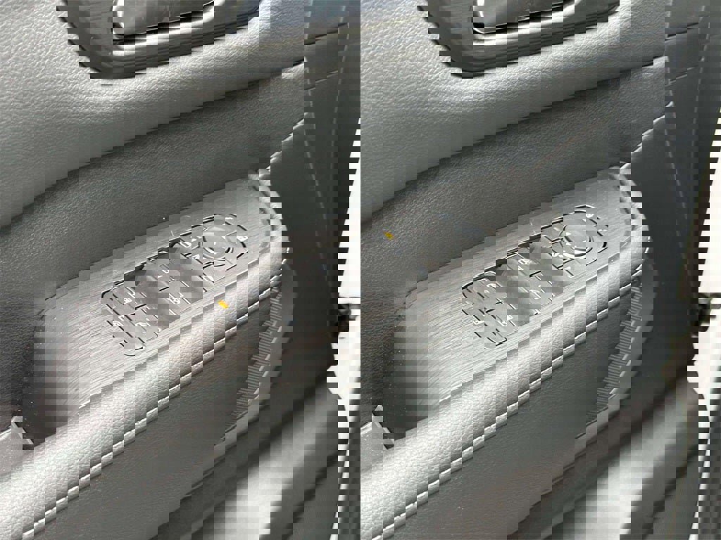 New 2025 Nissan Armada SL w/ Captain's Chari Seat Package image 18