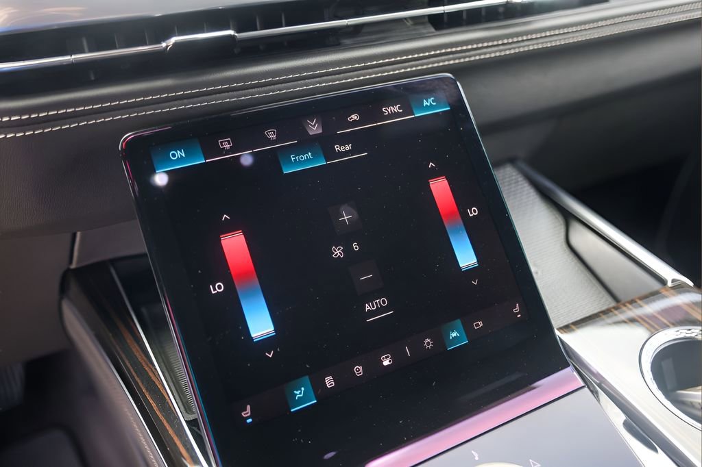 Certified 2025 Cadillac Escalade Premium Luxury AWD/4WD image 18
