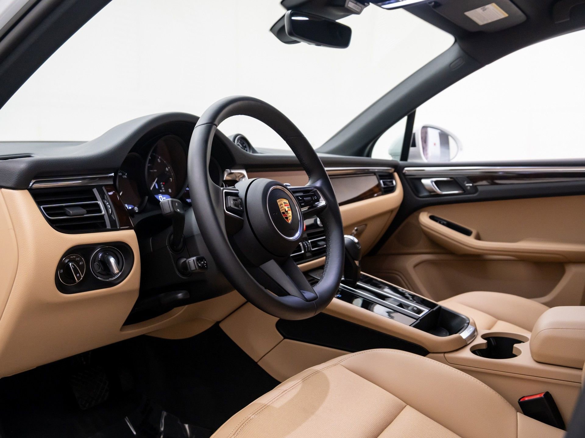 Certified 2025 Porsche Macan image 4