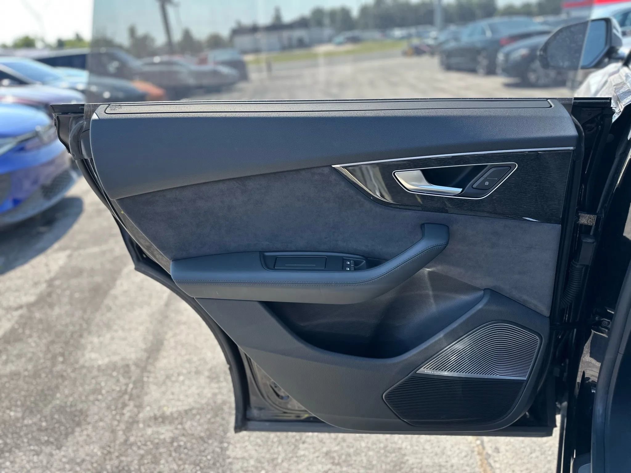 Used 2019 Audi Q8 Prestige w/ Luxury Package AWD/4WD image 18
