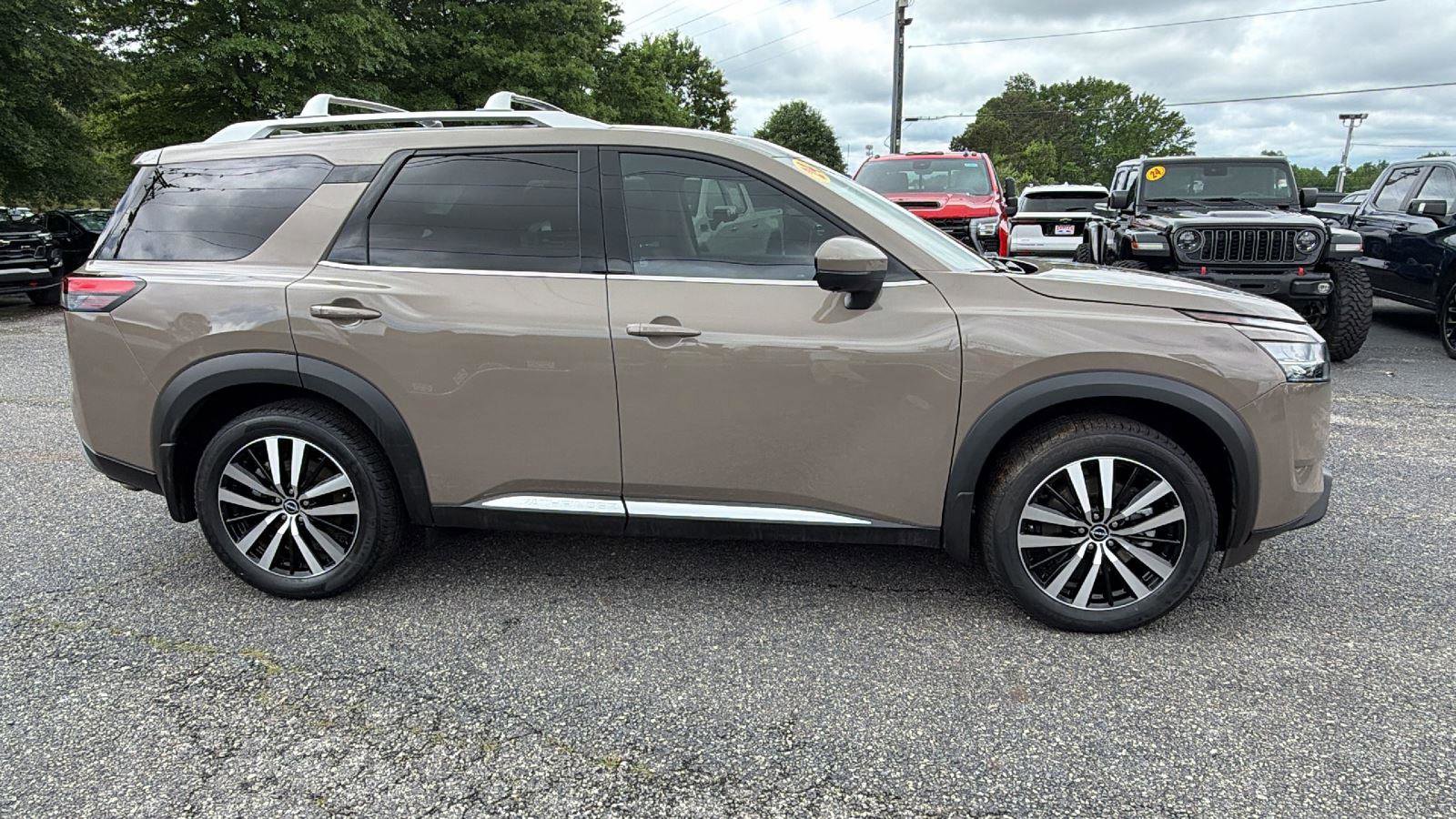 Used 2024 Nissan Pathfinder Platinum w/ Cargo Package FWD image 4