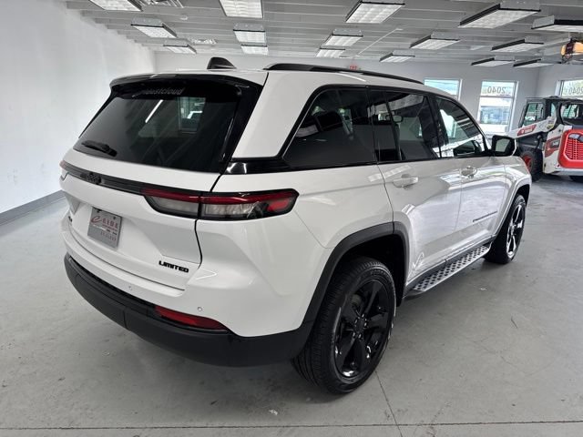 Used 2023 Jeep Grand Cherokee Limited w/ Black Appearance Package AWD/4WD image 15