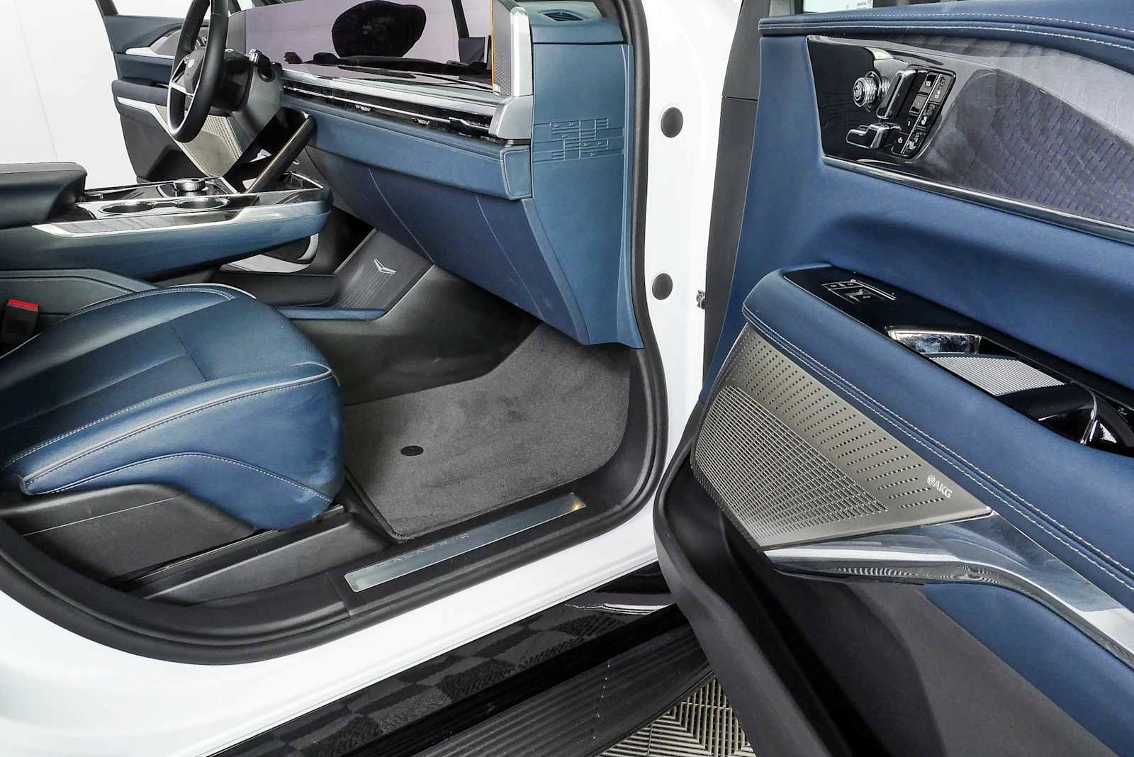 Certified 2025 Cadillac Escalade IQ Luxury 2 w/ LPO, Premium Carpet Package AWD/4WD image 22