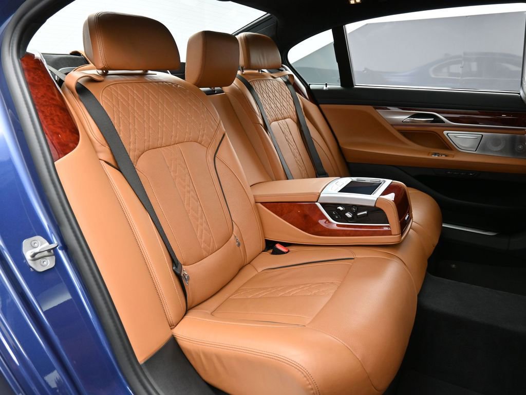 Used 2022 BMW ALPINA B7 xDrive w/ Luxury Rear Seating Package AWD/4WD image 32