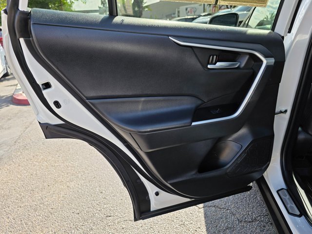 Used 2022 Toyota RAV4 XLE Premium image 18