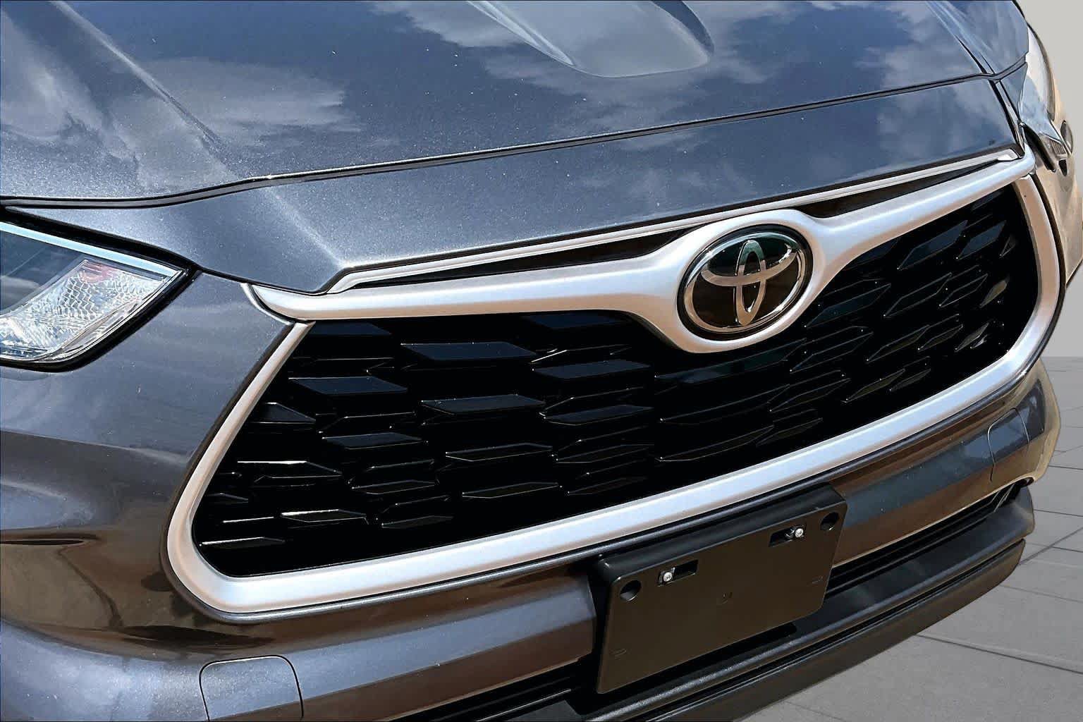 Used 2021 Toyota Highlander XLE AWD/4WD image 29