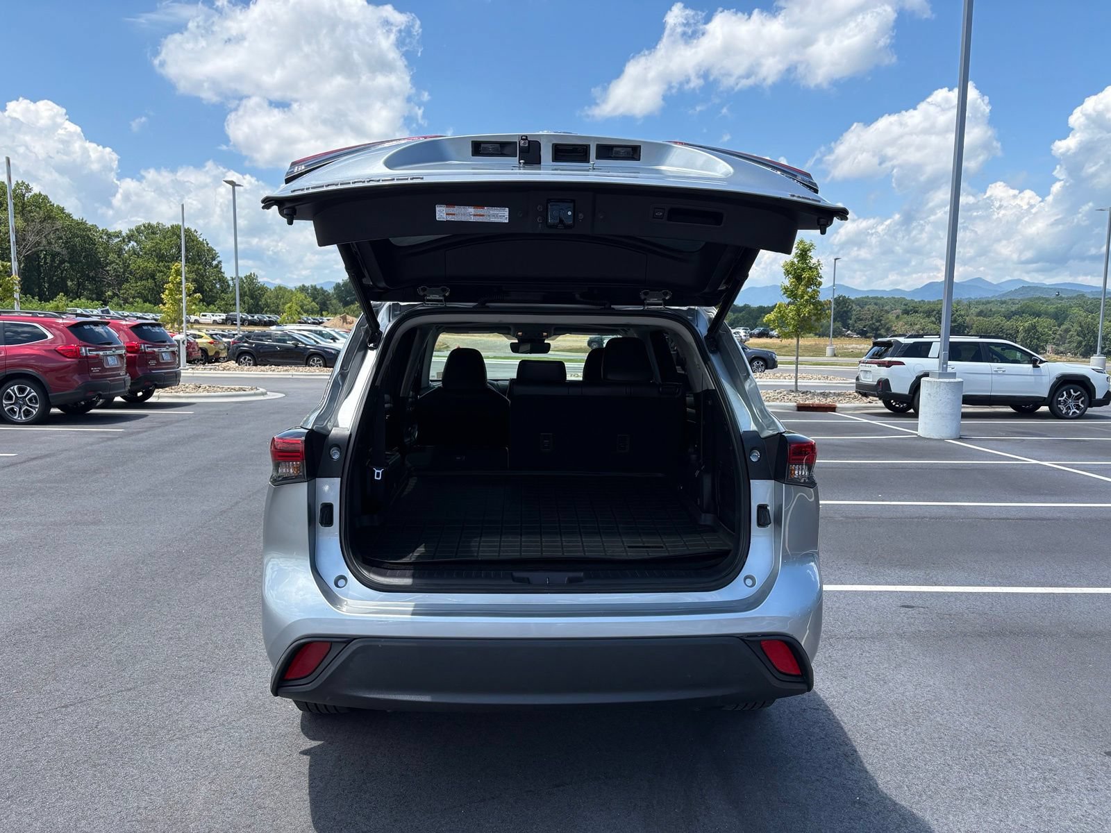 Used 2023 Toyota Highlander XLE AWD/4WD image 9