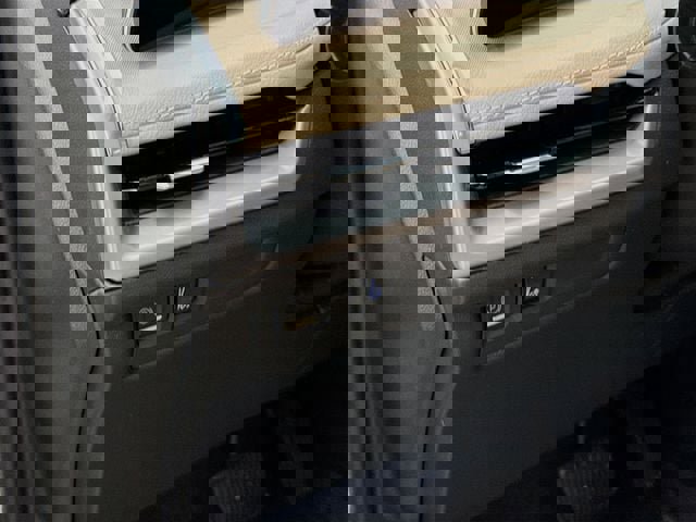 Used 2024 Cadillac XT4 Luxury w/ Cold Weather Package image 11