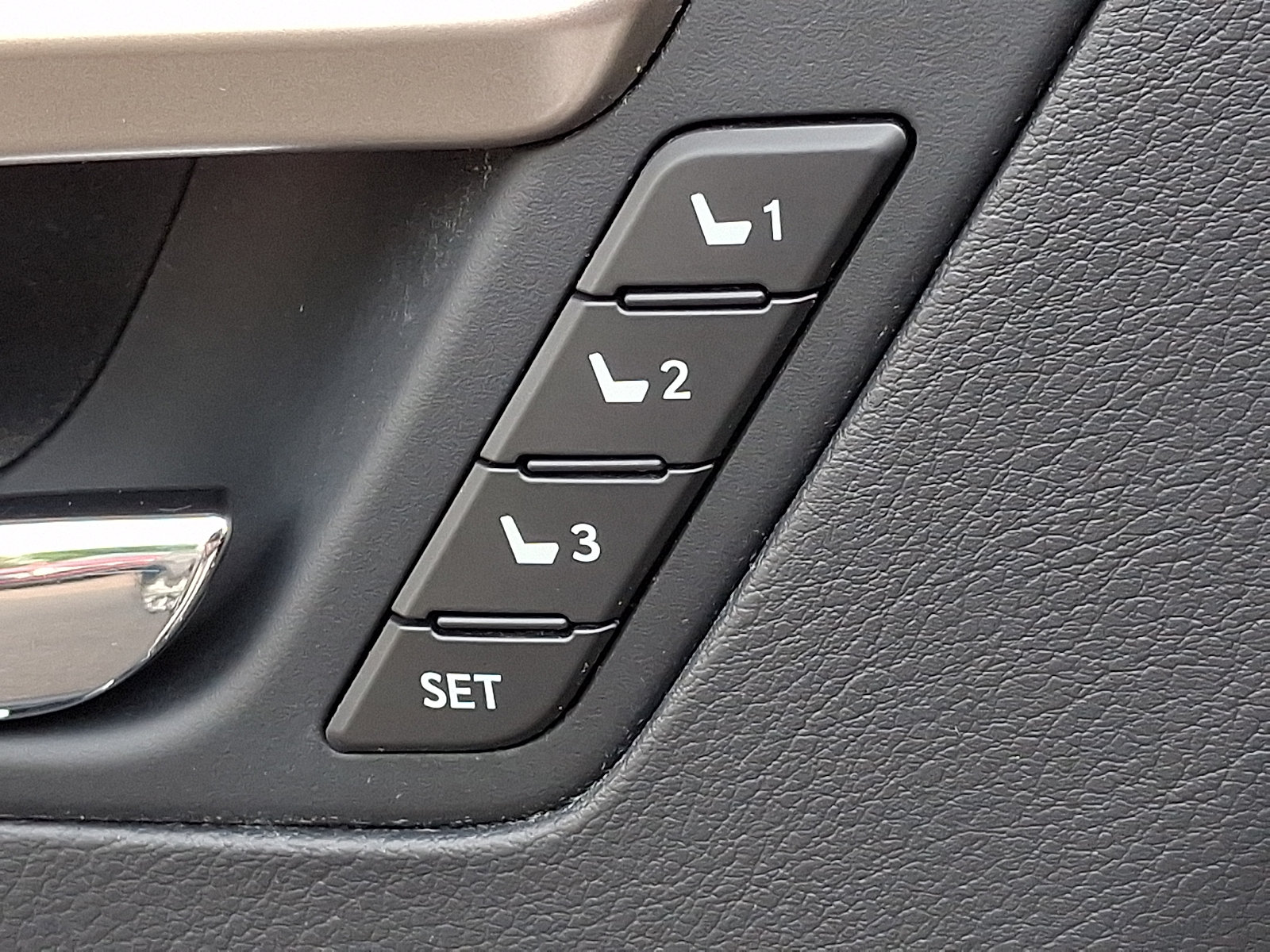 Used 2022 Lexus RX 450hL Luxury w/ Cold Area Package (CT) AWD/4WD image 29