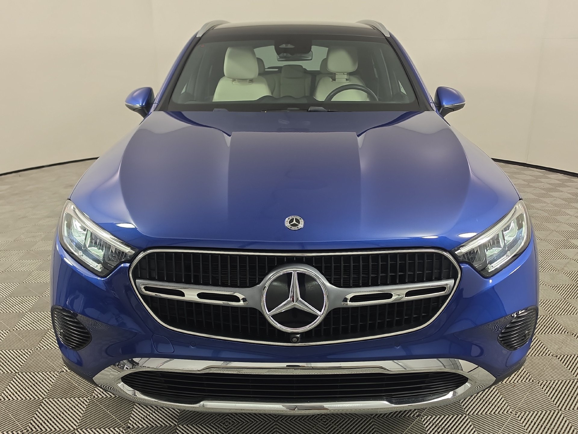 Used 2025 Mercedes-Benz GLC 300 image 2