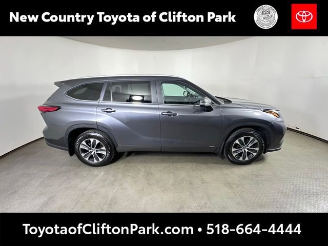Used 2023 Toyota Highlander XLE AWD/4WD image 2