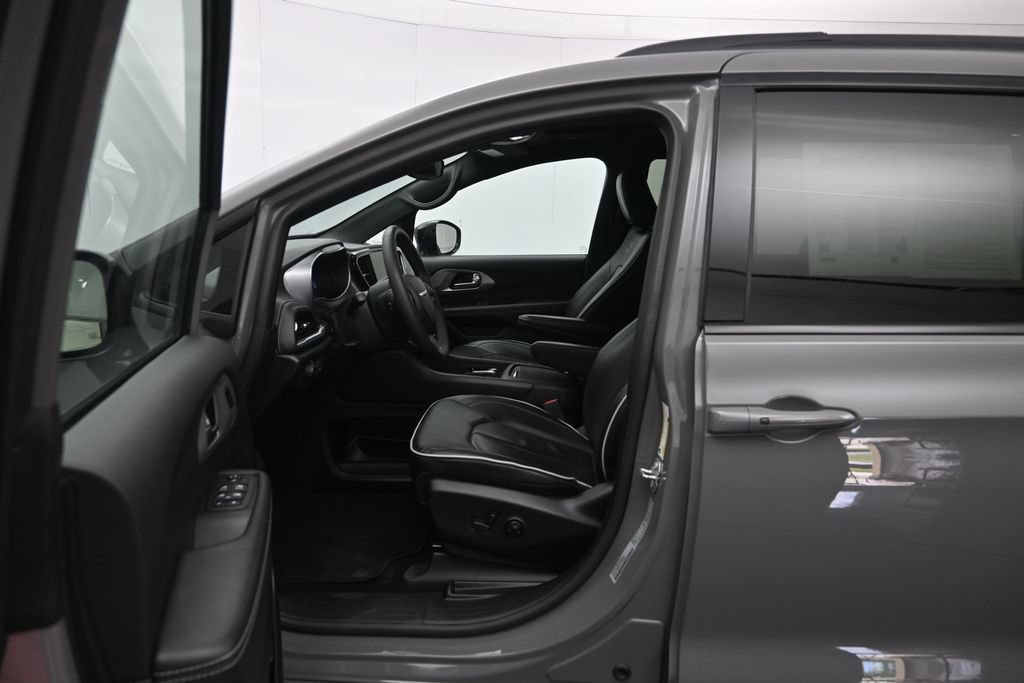 Used 2025 Chrysler Pacifica Limited FWD image 20