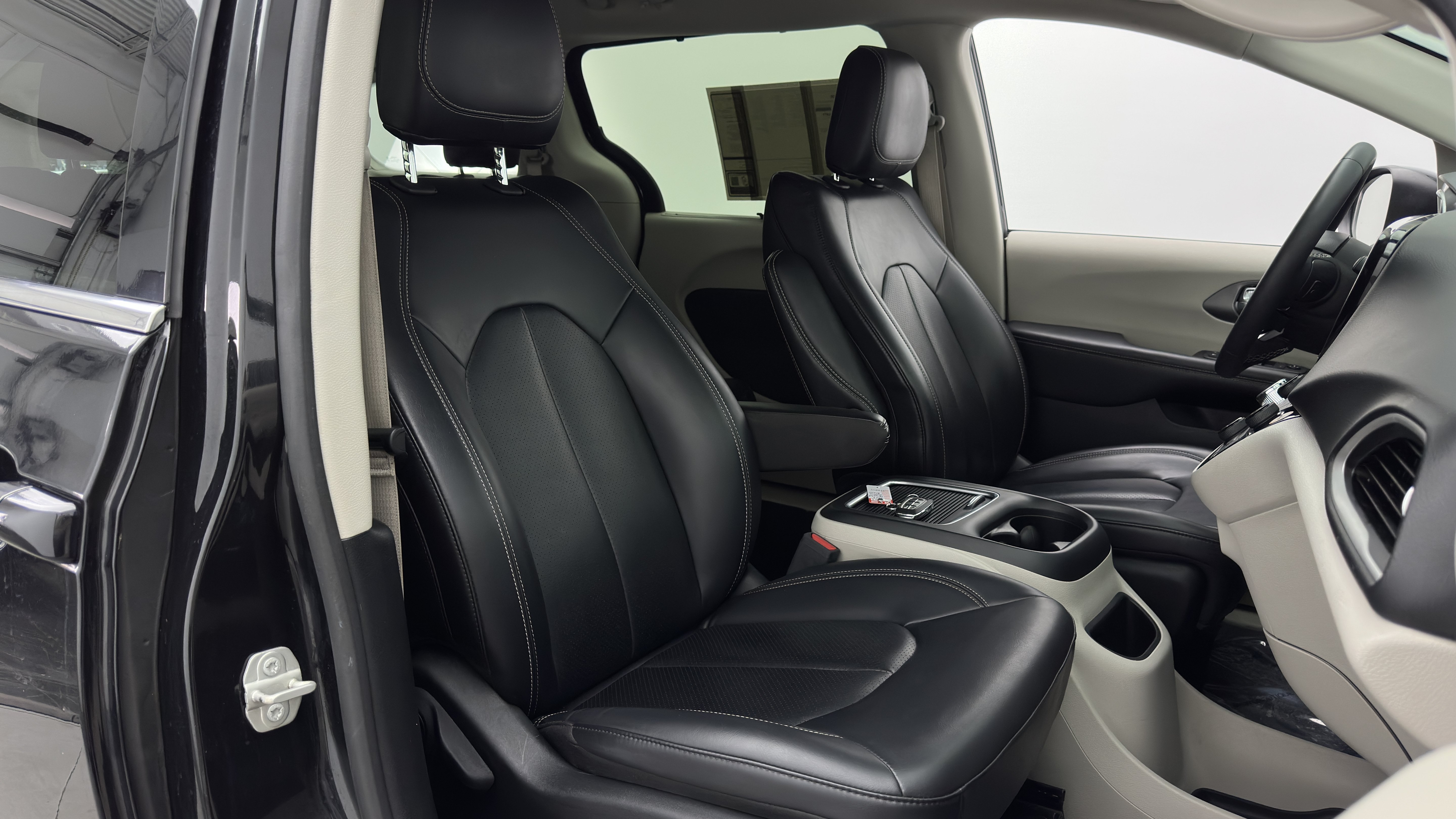 Used 2023 Chrysler Pacifica Touring-L FWD image 37