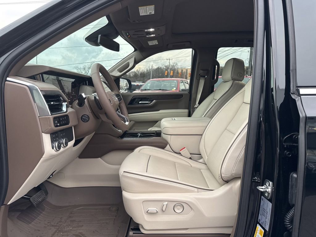 Used 2025 GMC Yukon Denali w/ Sun & Power Step Package image 19