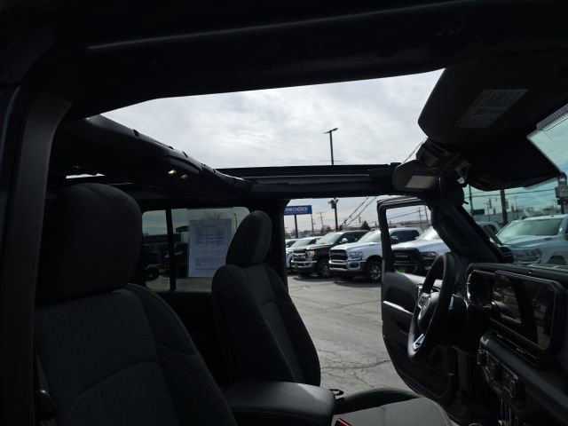 Used 2025 Jeep Wrangler Unlimited Sahara w/ Safety Group AWD/4WD image 44