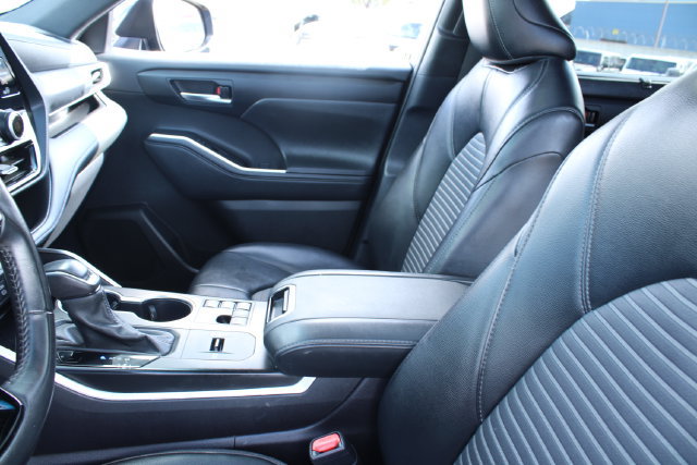 Used 2024 Toyota Highlander XSE FWD image 28