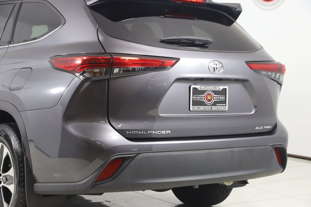 Used 2021 Toyota Highlander XLE AWD/4WD image 23