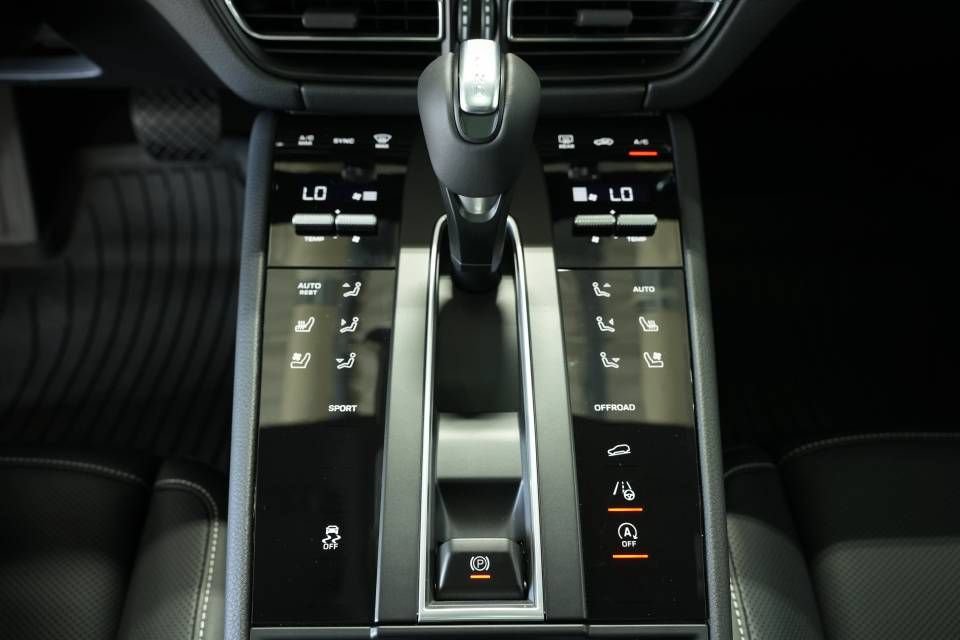Certified 2025 Porsche Macan AWD/4WD image 23