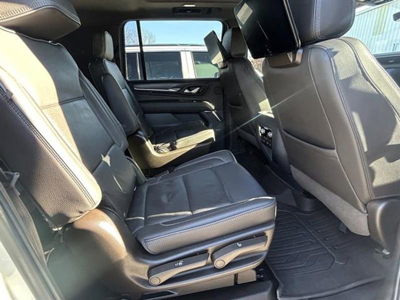 Used 2021 GMC Yukon XL Denali w/ Denali Premium Package image 28