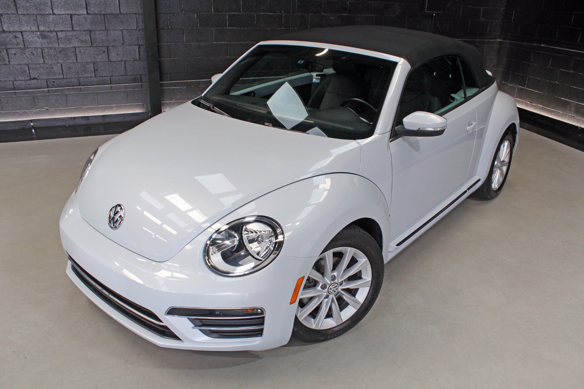 Used 2018 Volkswagen Beetle 2.0T SE FWD image 8