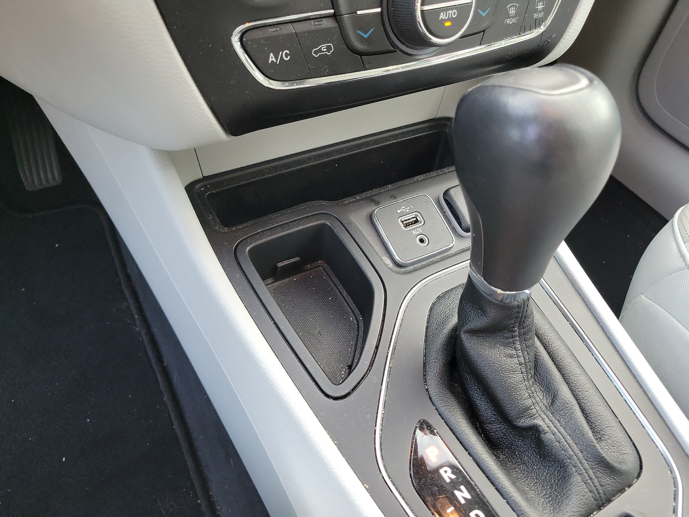 Certified 2022 Jeep Cherokee Latitude Lux w/ Sun & Sound Group FWD image 19