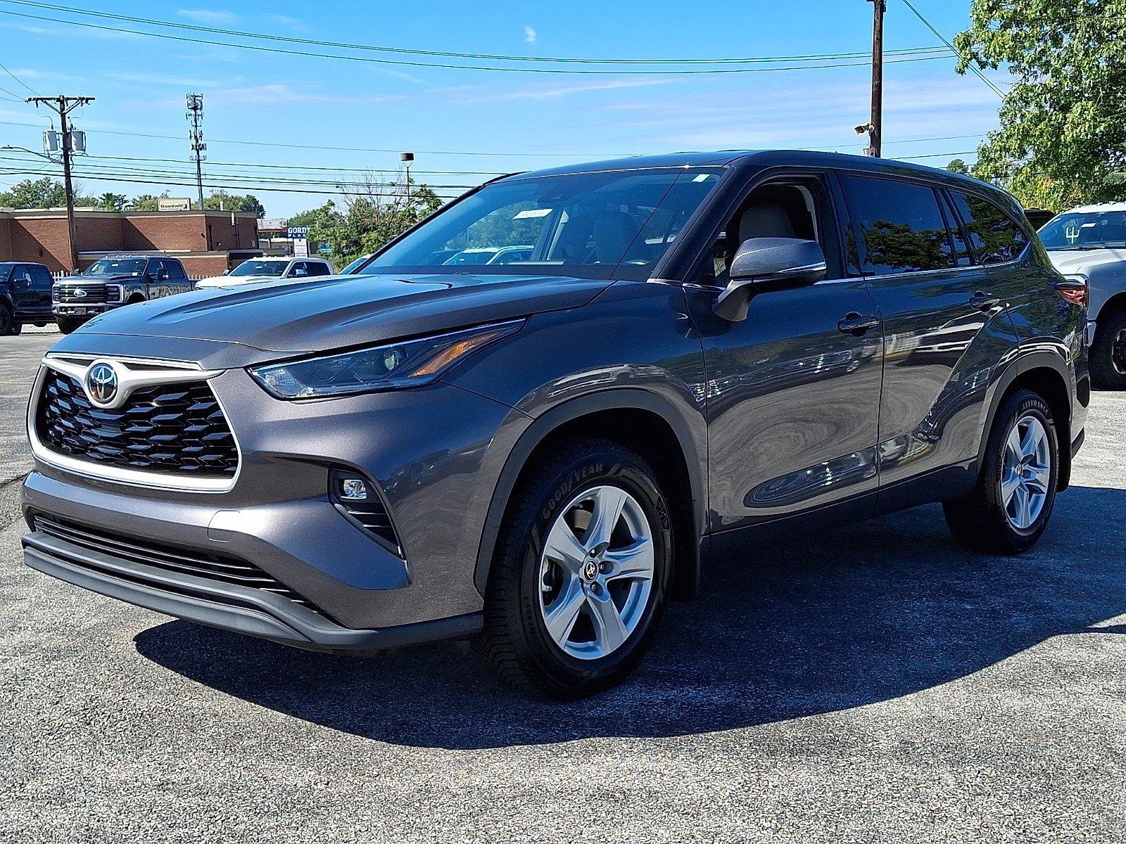 Used 2021 Toyota Highlander LE AWD/4WD image 3