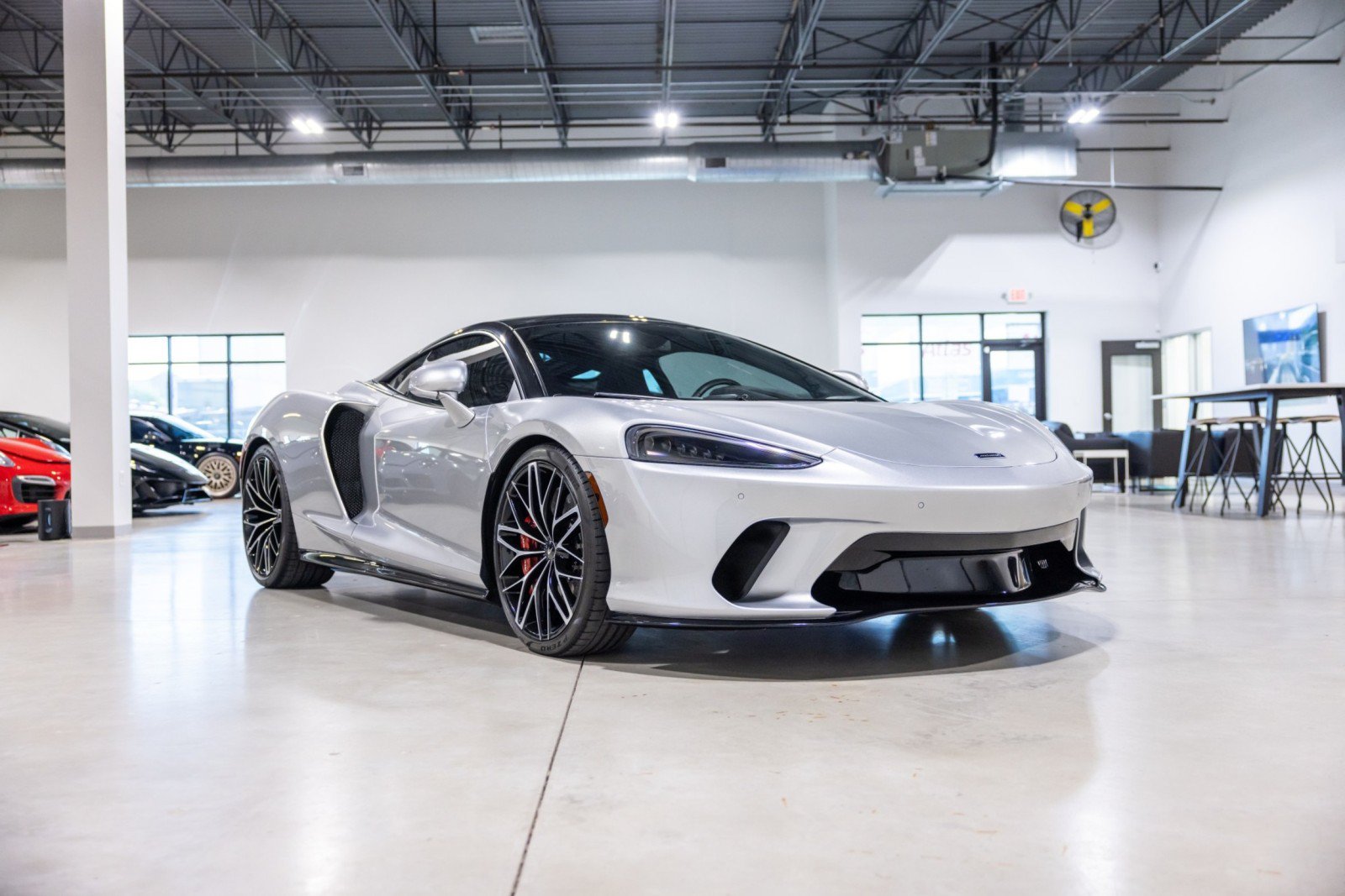 Used 2022 McLaren GT RWD image 3