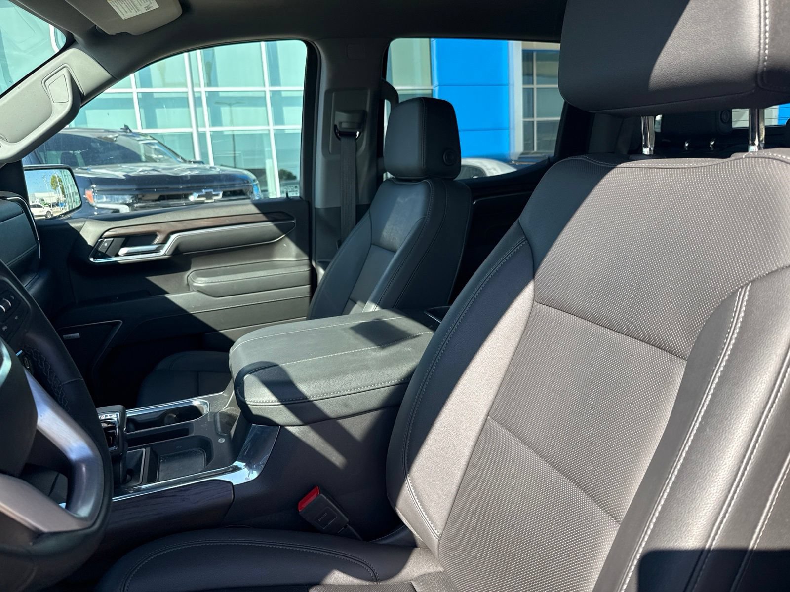 Used 2025 GMC Sierra 1500 SLT RWD image 9