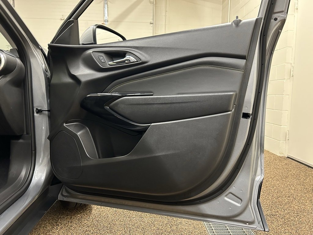 Used 2025 Chevrolet Trax LT w/ Driver Confidence Package image 16