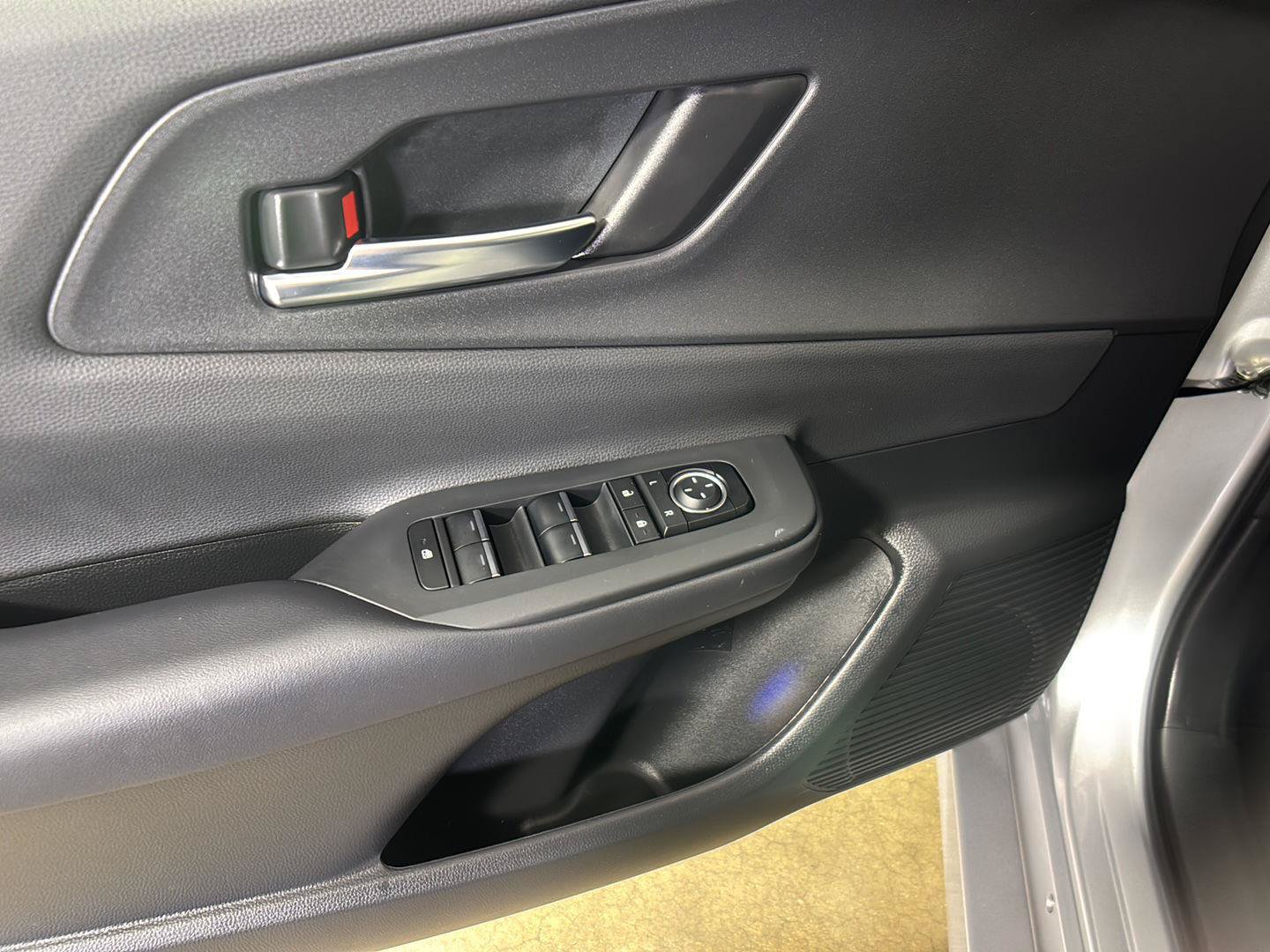 Used 2025 Toyota Prius Plug-In Hybrid FWD image 27