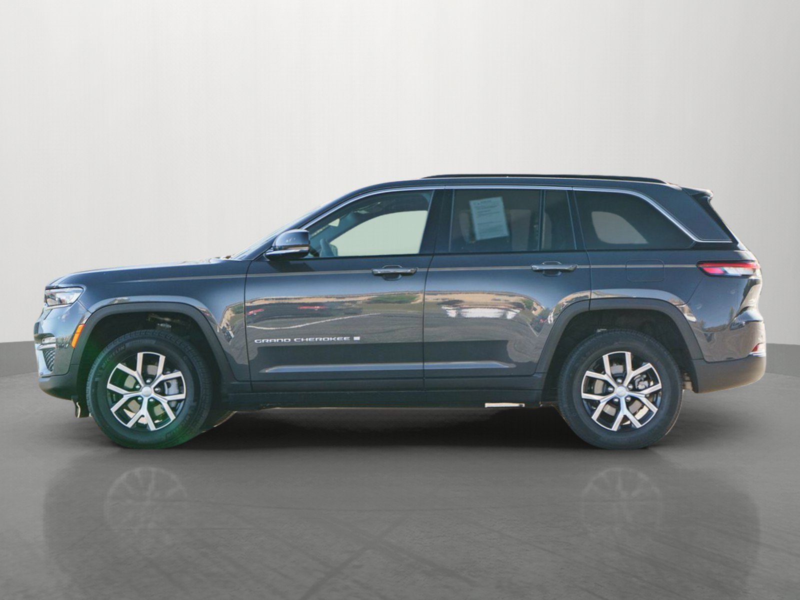 Used 2025 Jeep Grand Cherokee Limited w/ Trailer Tow Package AWD/4WD image 4