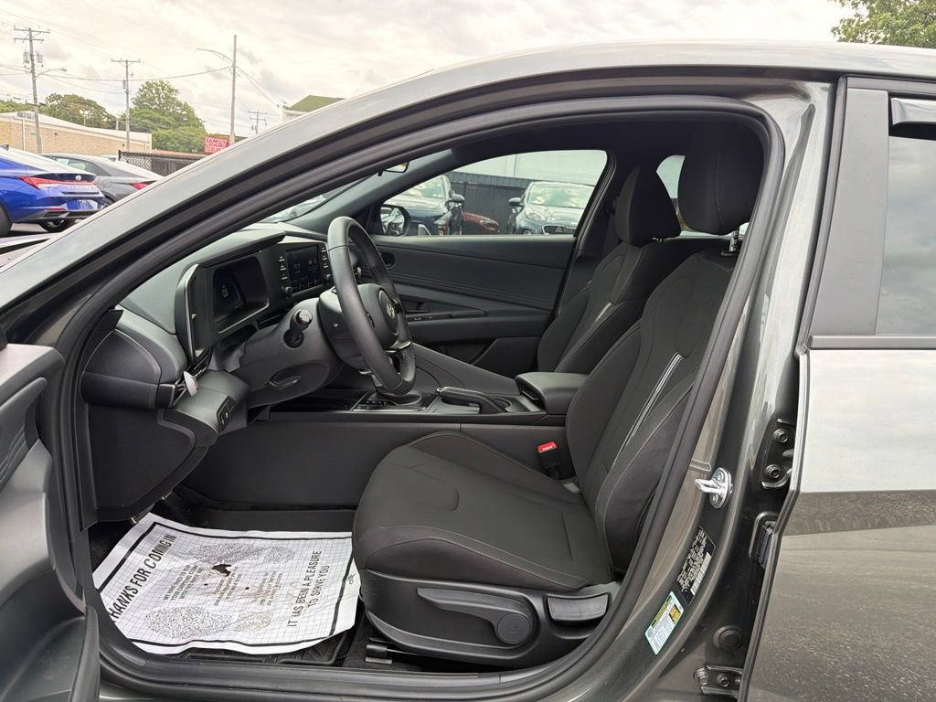Used 2025 Hyundai Elantra Sport FWD image 13