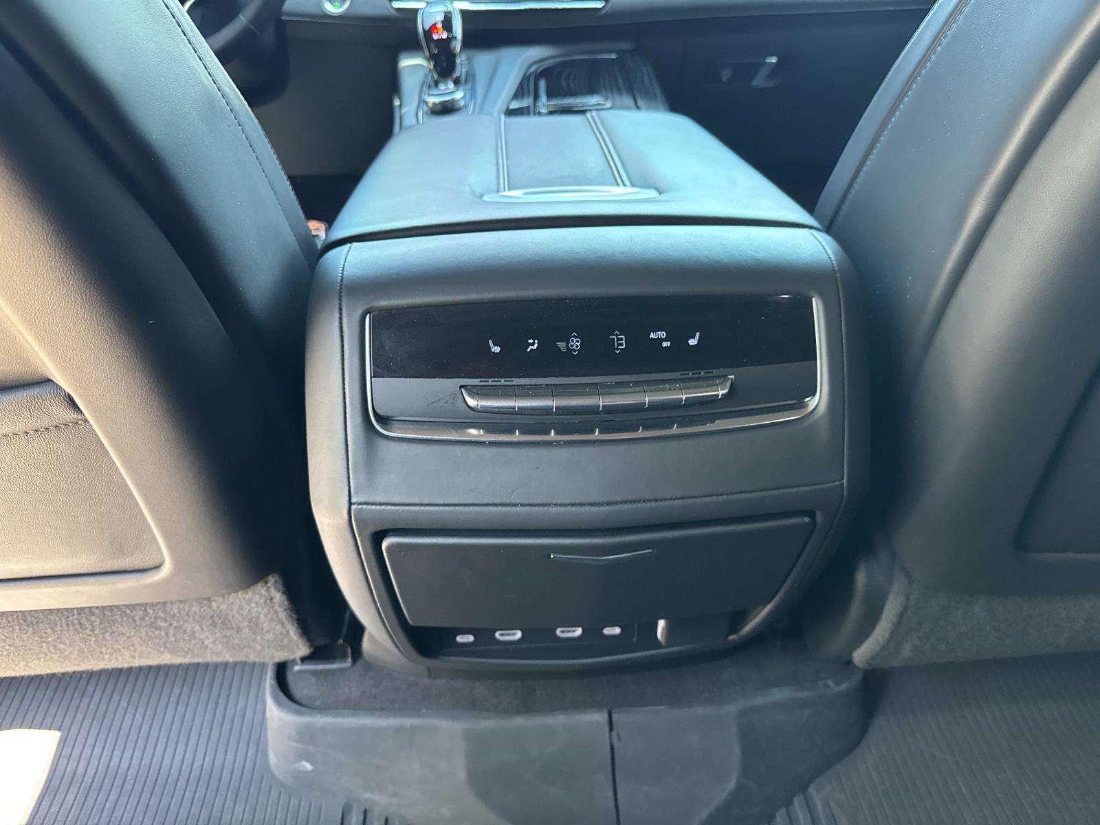 Used 2023 Cadillac Escalade ESV V AWD/4WD image 18