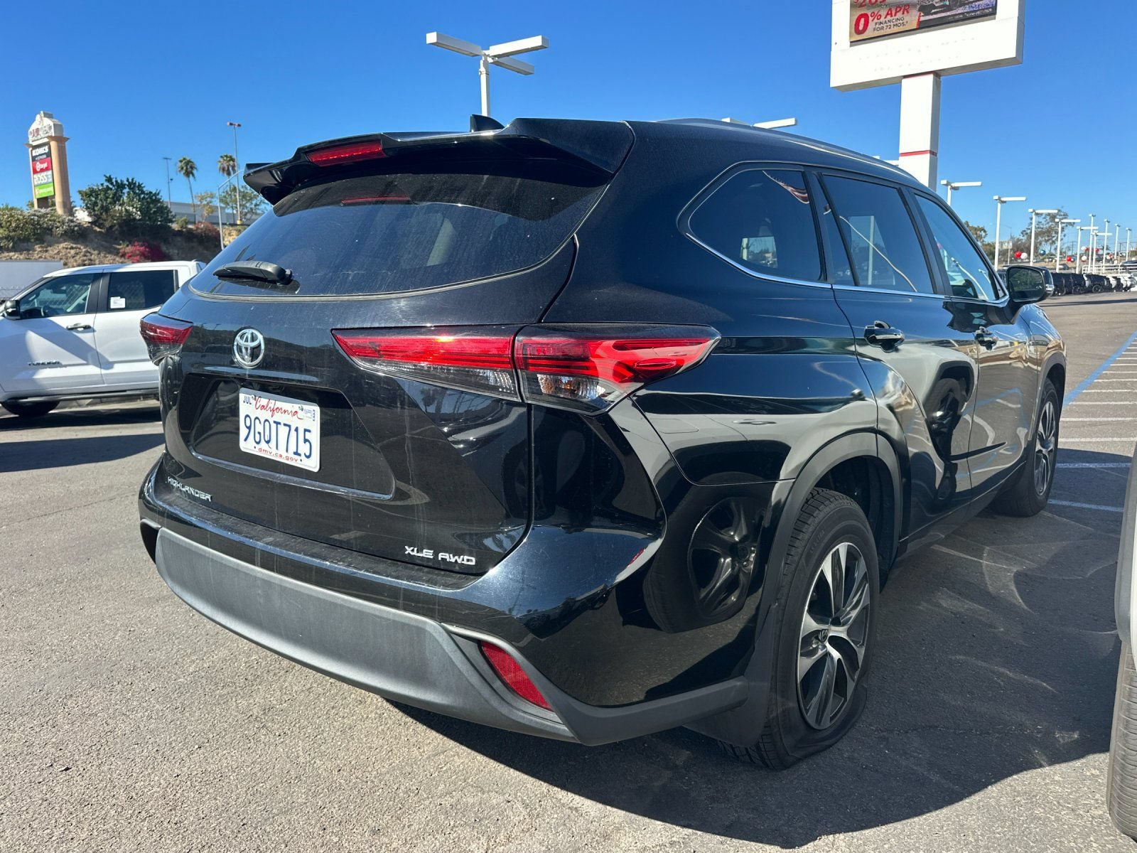 Used 2023 Toyota Highlander XLE AWD/4WD image 3