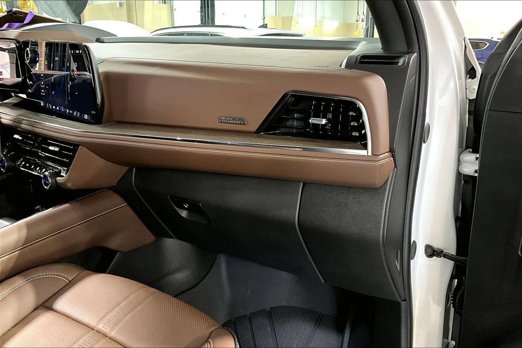 Used 2025 Chevrolet Tahoe High Country AWD/4WD image 19