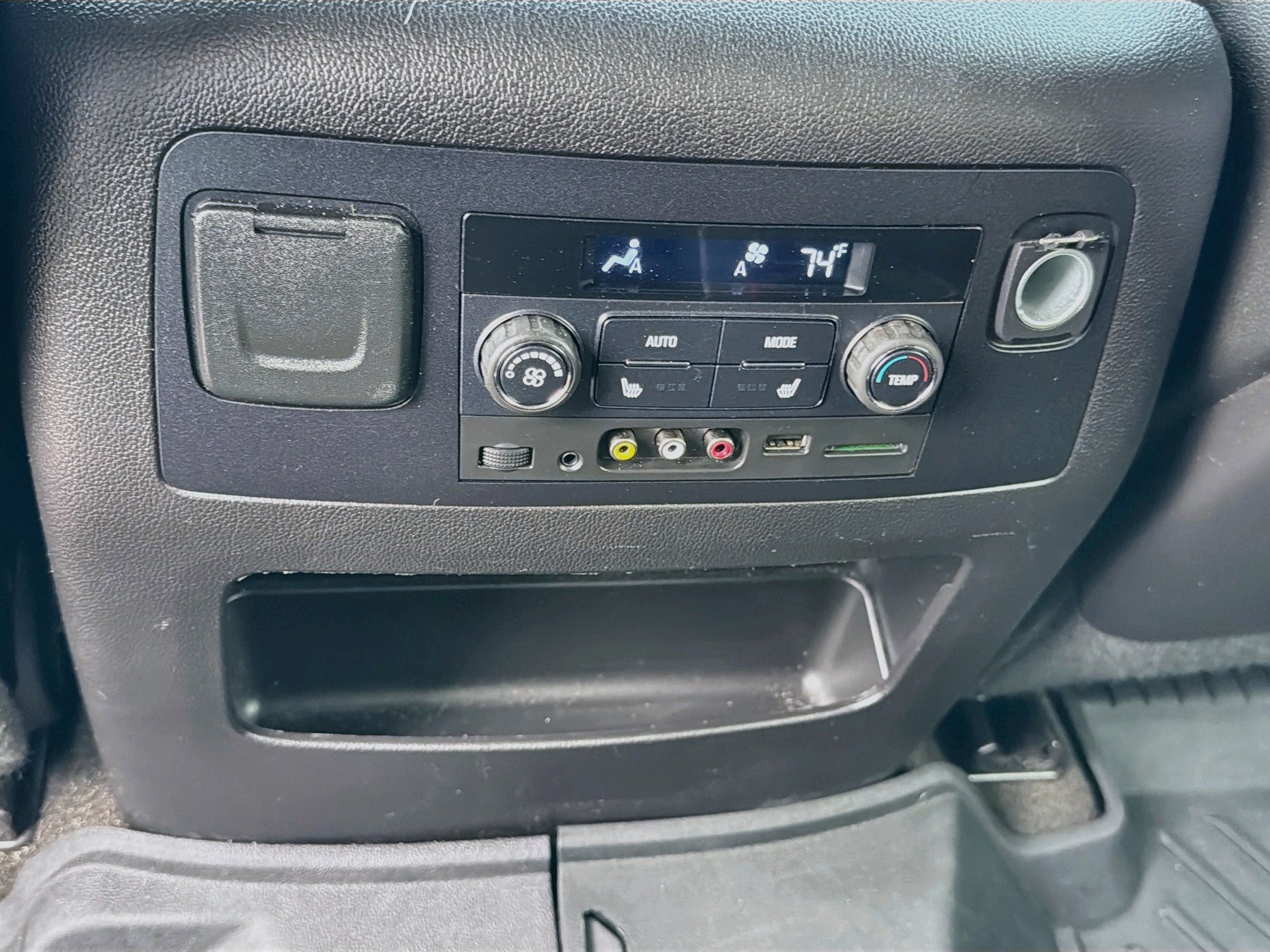 Used 2015 Chevrolet Suburban LTZ RWD image 21