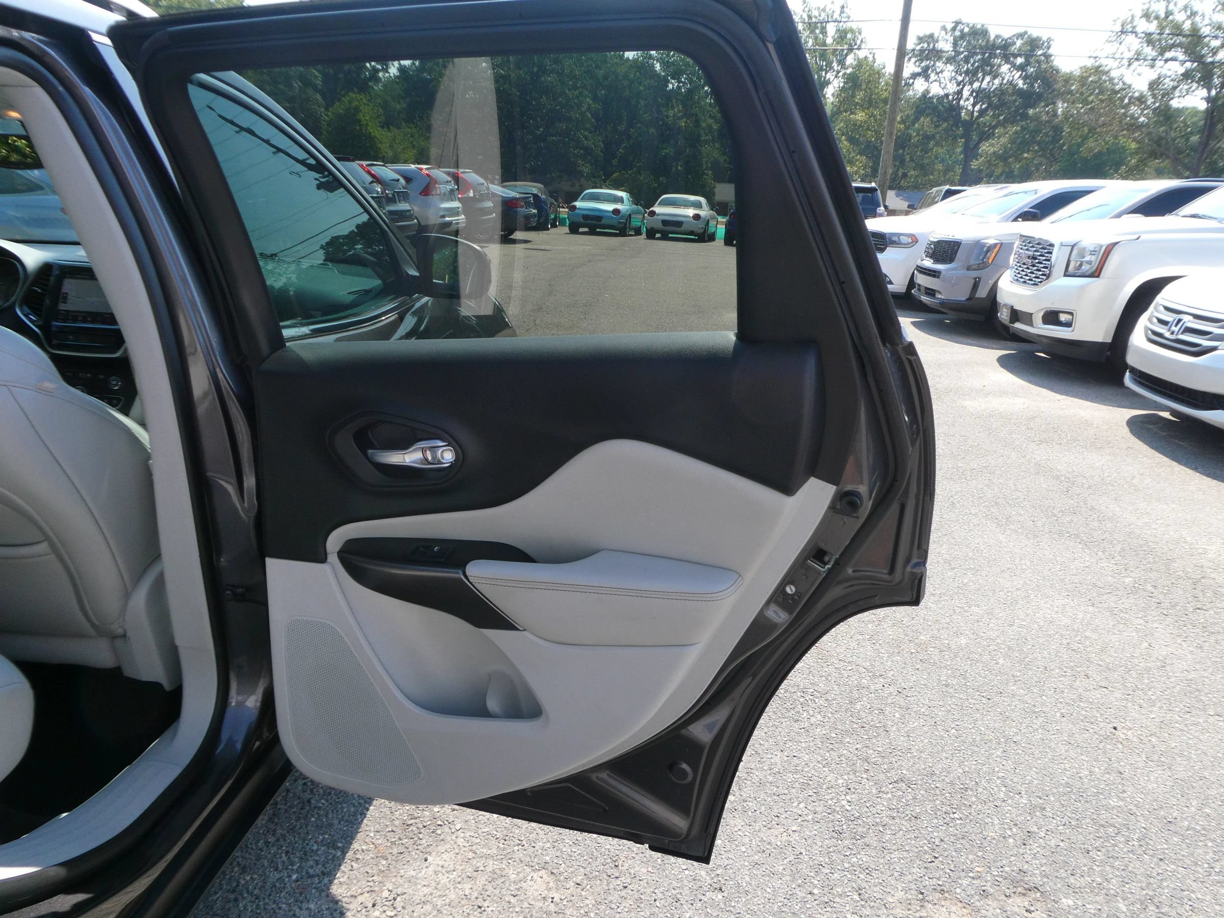 Used 2019 Jeep Cherokee Limited FWD image 26