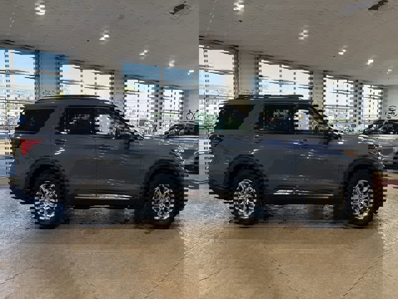 Used 2025 Ford Explorer Active w/ Active Comfort Package image 3